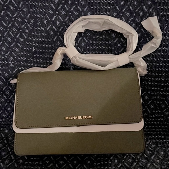 Michael Kors large crossbody bag BNWT - Picture 2 of 10